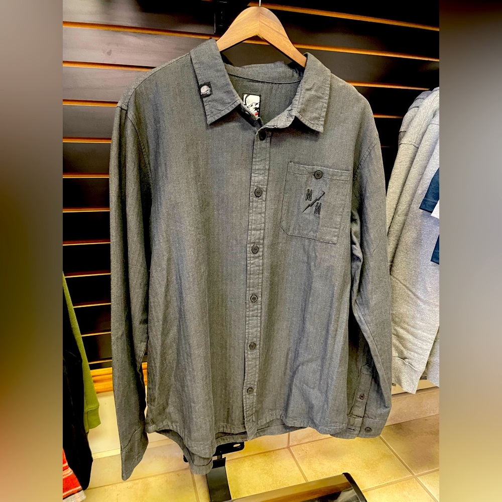 Men’s Metal Mulisha long sleeve button down shirt. BAND NEW WITH TAGS